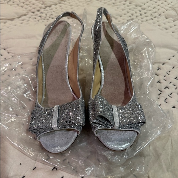 Kate Spade Silver Glittered Bow Slingback Heel Sz 8 - Picture 1 of 2